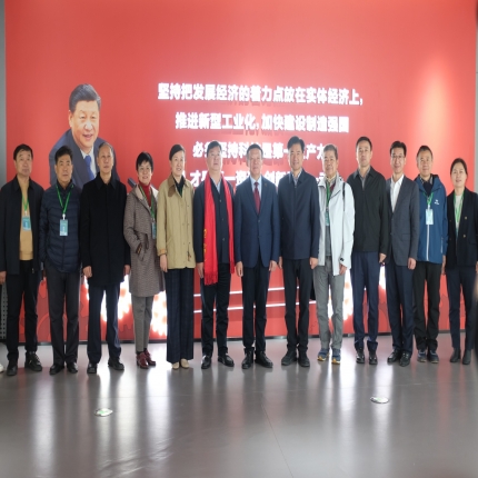 中國環(huán)保產(chǎn)業(yè)協(xié)會黨委書記、會長郭承站率領(lǐng)各省市環(huán)保產(chǎn)業(yè)協(xié)會領(lǐng)導(dǎo)蒞臨泰隆集團參觀考察